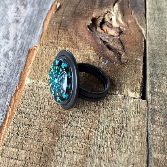 Women’s Ring - Picture 3 of 8